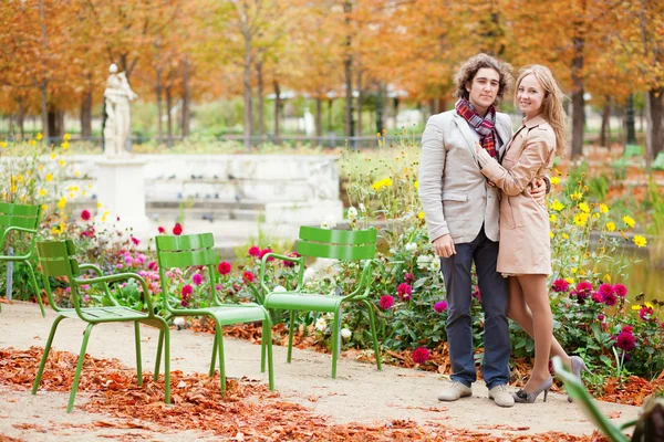 Namoro casal em Paris em um dia de queda — Fotografia de Stock