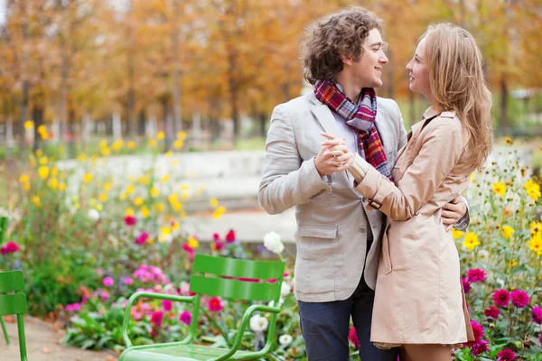 Pareja de citas en París en un día de otoño —  Fotos de Stock