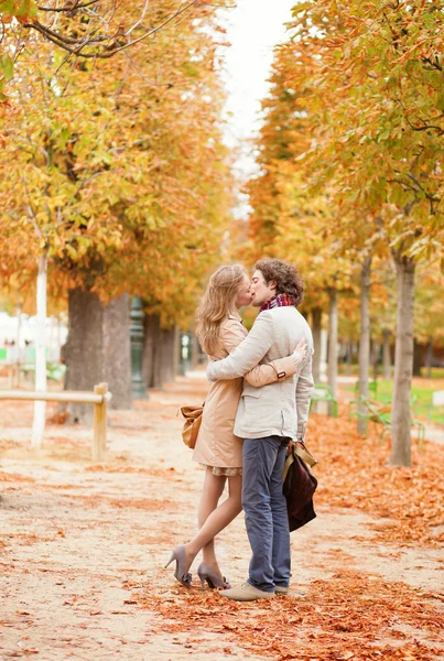 Dating couple in Paris on a fall day — Stock Photo, Image