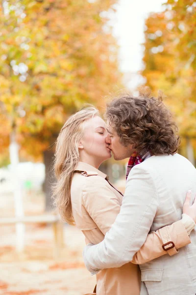 Coppia romantica che si bacia in un giorno d'autunno — Foto Stock