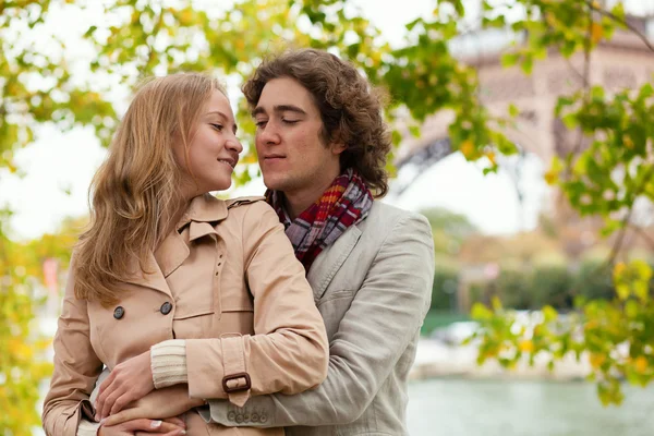 Romantic couple in Paris — Stock Photo, Image