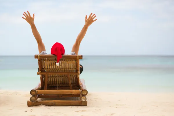 Santa zittend op chaise longue — Stockfoto