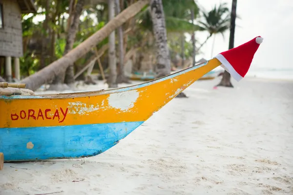 Sombrero de Santa en una nariz de barco — Foto de Stock