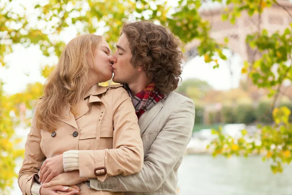 Romantiska par på hösten — Stockfoto