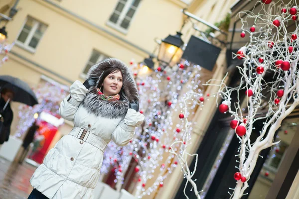 Girl walking on a street — Stock Photo, Image