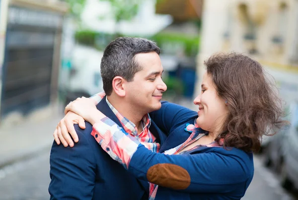 Casal olhando um para o outro — Fotografia de Stock