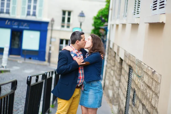 Casal em uma rua de Paris — Fotografia de Stock