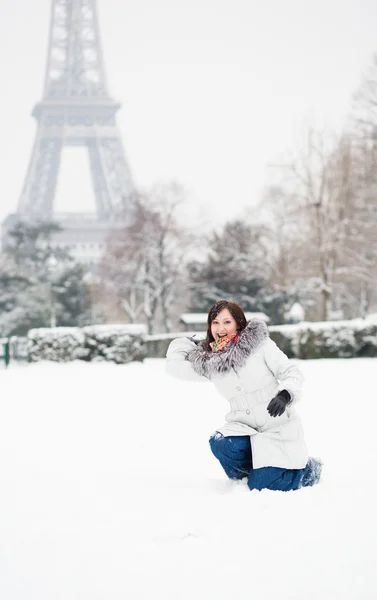 冬の日のパリの女の子 — ストック写真