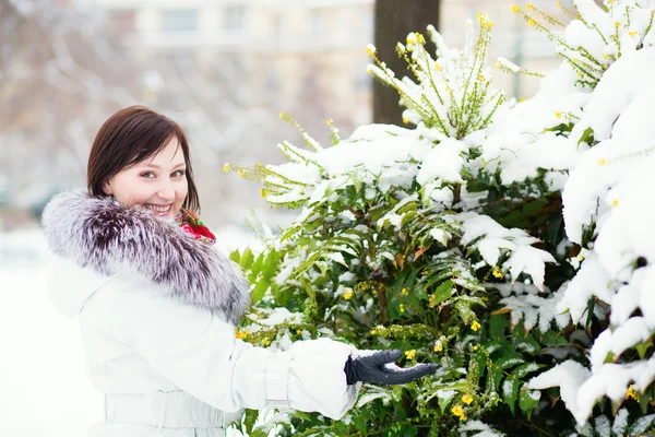 Meisje genieten van winterdag — Stockfoto