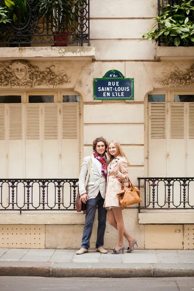 Couple on a Parisian street — Stock Photo, Image