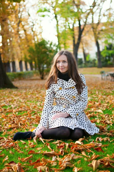 Fille dans le parc un jour d'automne — Photo