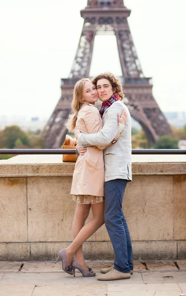 Casal em Paris — Fotografia de Stock