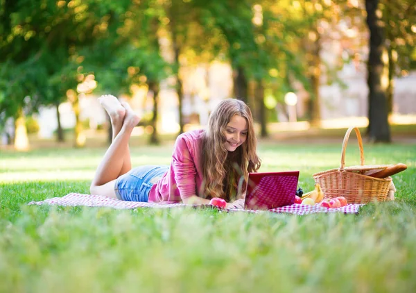 Girl surfing in the net — Stock Photo, Image