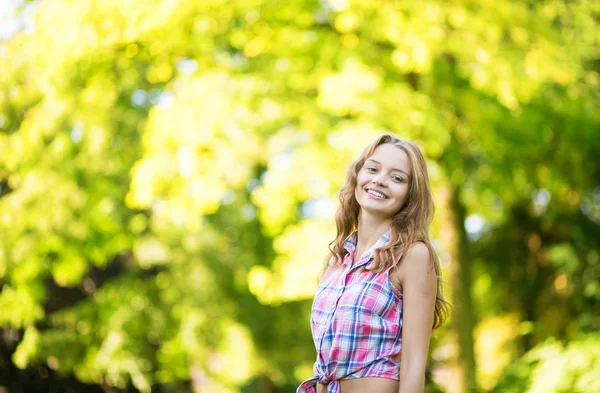 Flicka på en varm och solig höst dag — Stockfoto