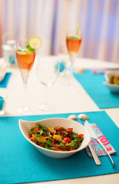 맛 있는 샐러드와 칵테일 — 스톡 사진