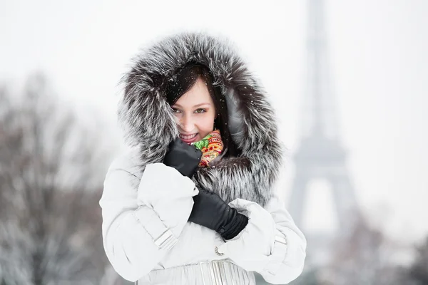 Young woman in Paris — Stock Photo, Image