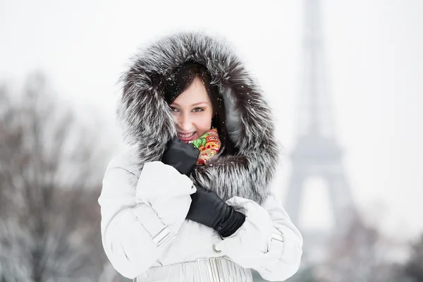 Jeune femme à Paris — Photo