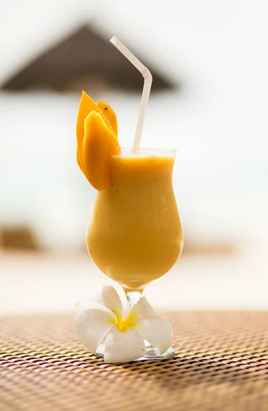 Mango juice on a tropical beach — Stock Photo, Image