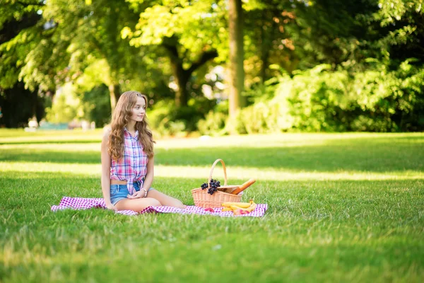 女孩在公园野餐 — 图库照片