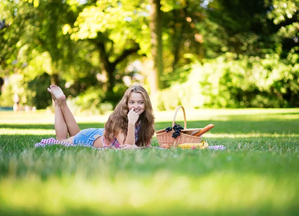 Menina fazendo um piquenique no parque — Fotografia de Stock