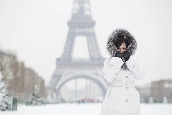 Frau in Paris — Stockfoto