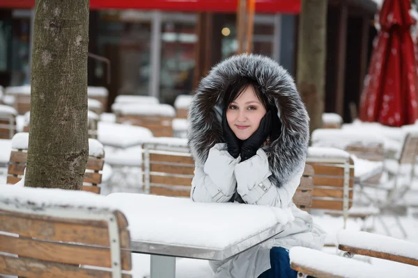 Fille dans un café extérieur — Photo