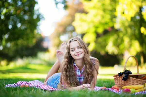 Chica joven teniendo un picnic —  Fotos de Stock