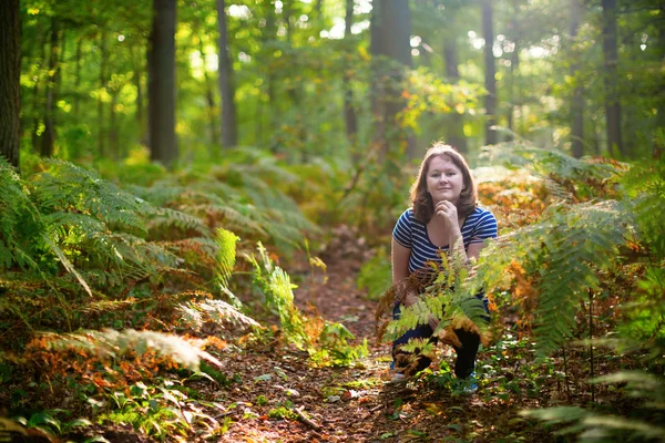 Jeune fille dans la forêt — Photo