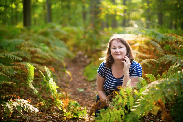 Girl in forest — Stock Photo, Image