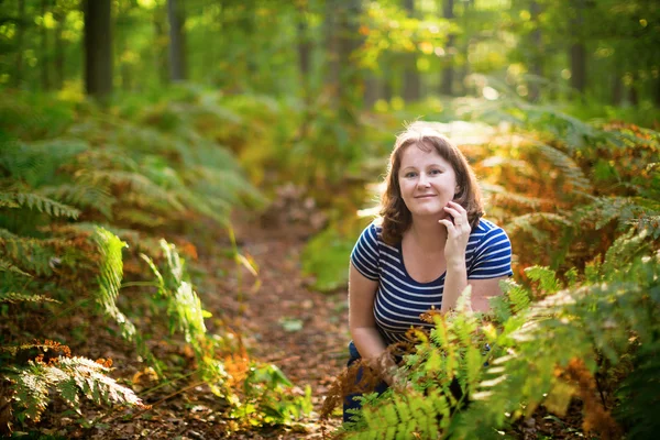 Meisje in bos — Stockfoto