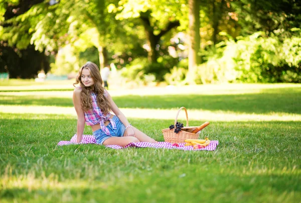 Menina em um piquenique no parque — Fotografia de Stock
