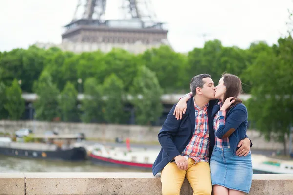 Couple near the Eiffel tower — Stock Photo, Image