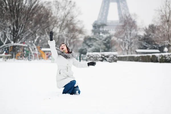 Mädchen spielt mit Schnee — Stockfoto