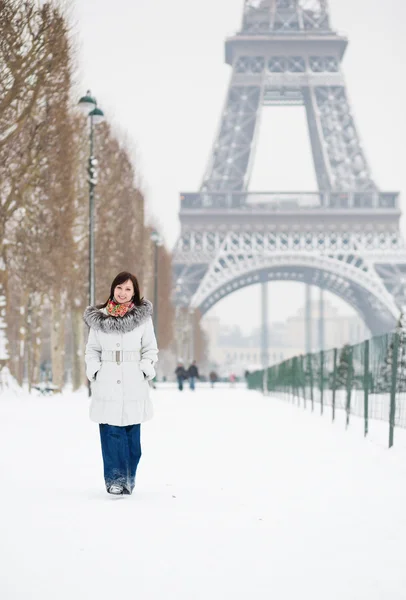 Mädchen zu Fuß in Paris — Stockfoto