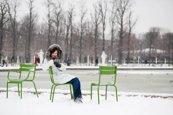 Kvinna i tuileries-trädgården — Stockfoto