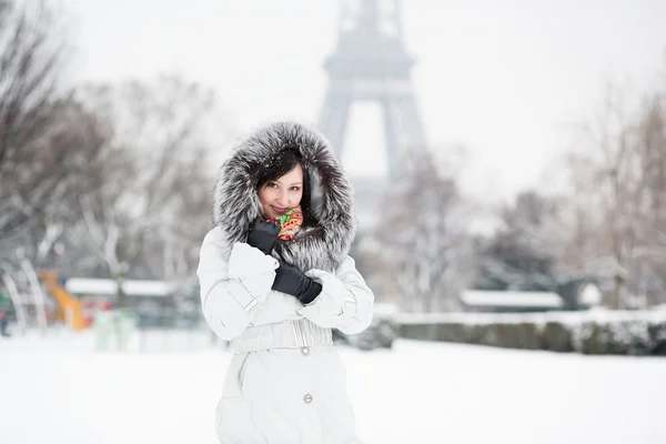 Girl in front of the Eiffel tower — Stock Photo, Image