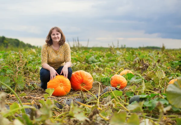 Girl on a pumpkin patch — Stock Photo, Image