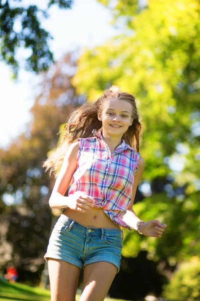 Menina correndo ao ar livre — Fotografia de Stock
