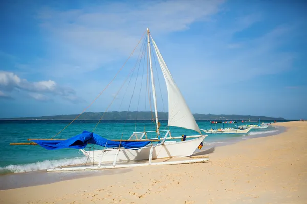 Segelboot am Strand von Puka, Boracay, Philippinen — Stockfoto