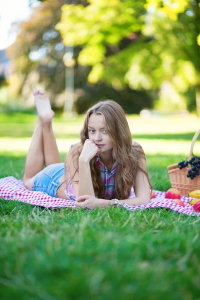 Meisje in het park — Stockfoto