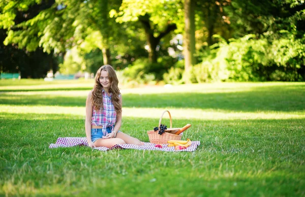 Menina no parque — Fotografia de Stock