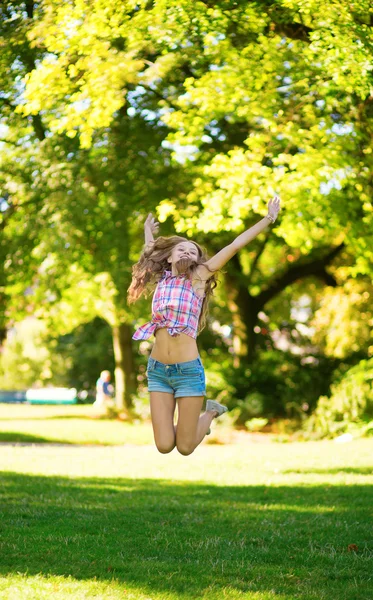 Mädchen springt in Park — Stockfoto