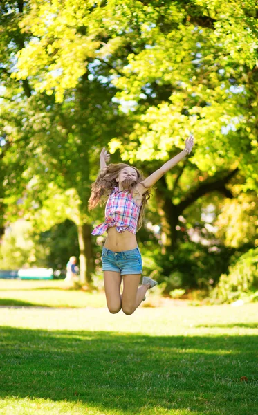 Menina pulando no parque — Fotografia de Stock