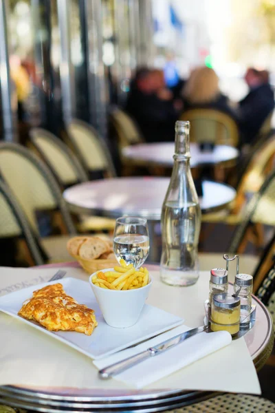 Tortilla y papas fritas en un restaurante parisino — Foto de Stock