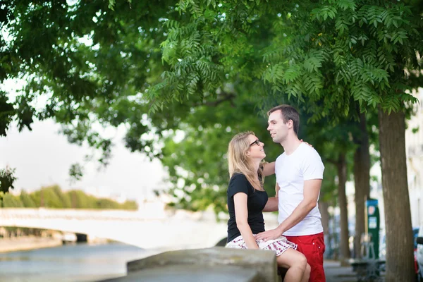 Namoro casal em Paris — Fotografia de Stock