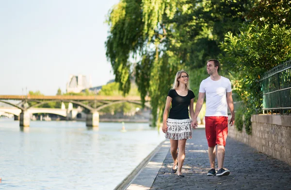 Namoro casal em Paris — Fotografia de Stock