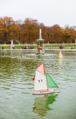 Paris'teki Lüksemburg Bahçe oyuncak tekneler