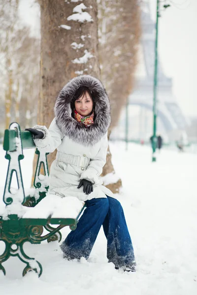 Meisje op een bankje in de buurt van de Eiffeltoren — Stockfoto