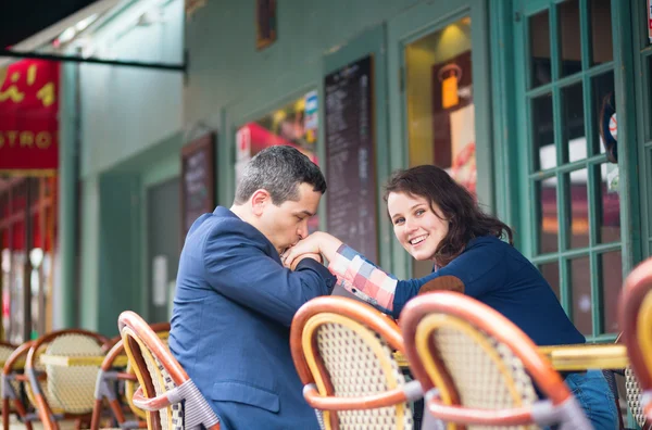 Casal alegre em um café parisiense — Fotografia de Stock