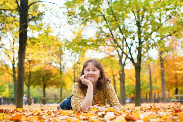 Девушка наслаждается ярким осенним днем в парке — стоковое фото